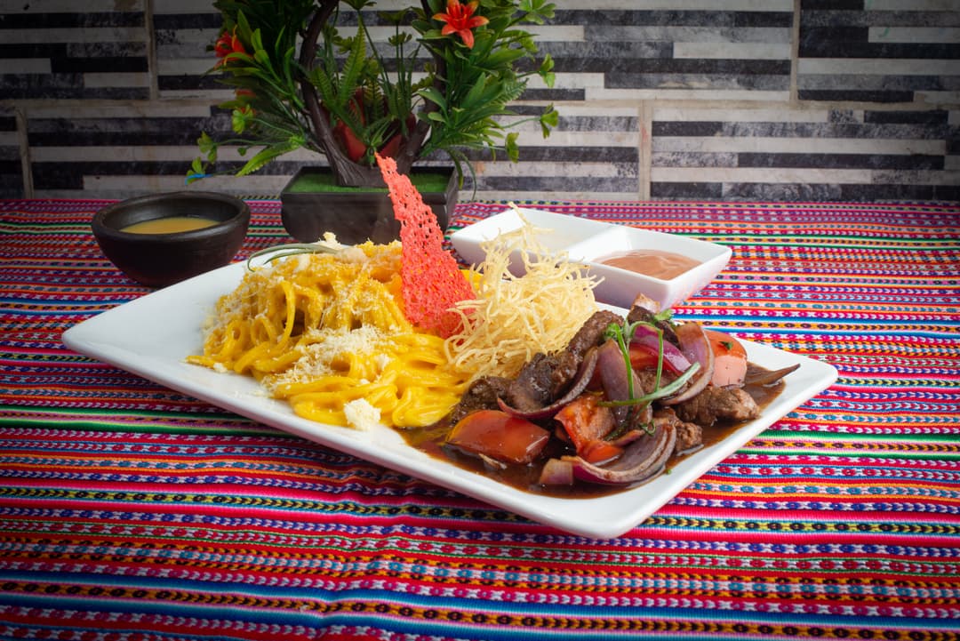Tallarines huancaína con lomo saltado